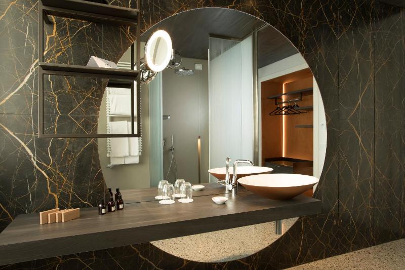 Deluxe Double or Twin Room image 2