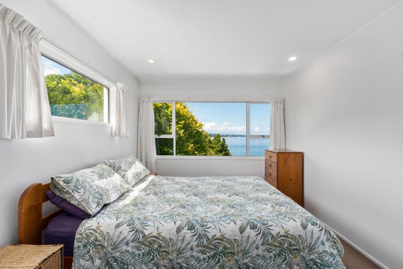 Lakeside Terrace - Taupo Holiday Home - image 3