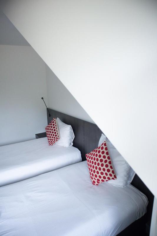 Classic Twin Room image 3