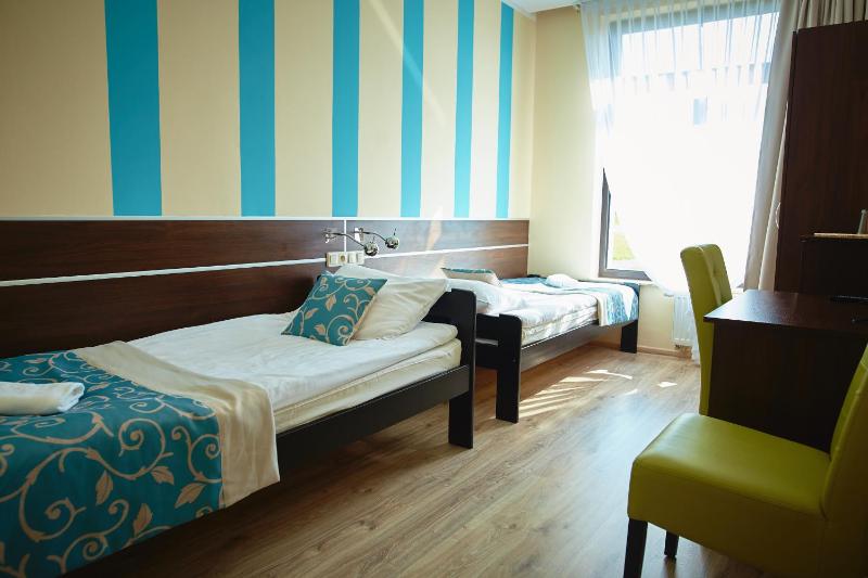 Twin Room image 4
