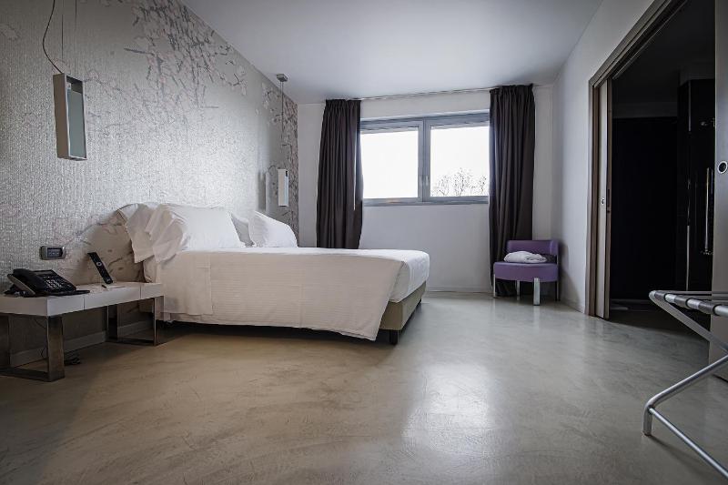 Deluxe Double Room image 2