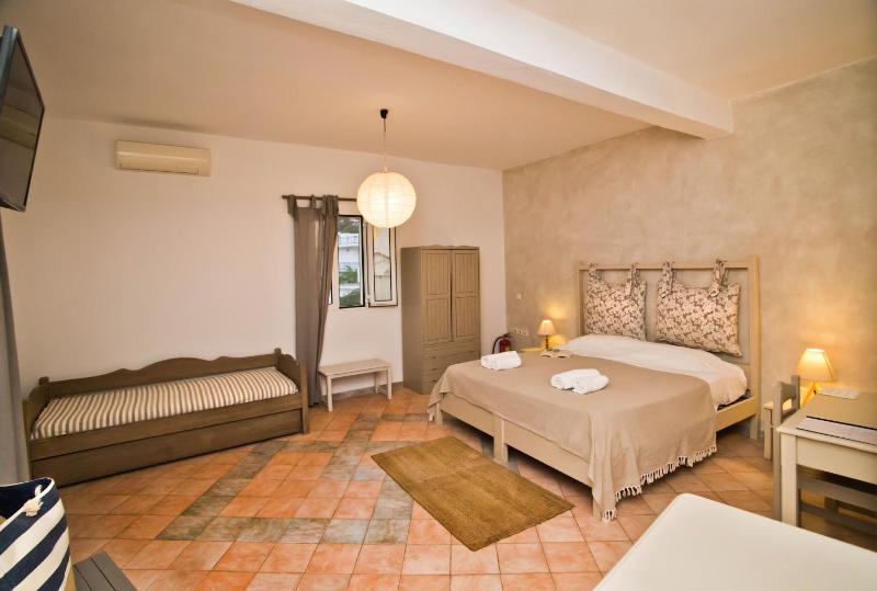 Deluxe Double Room with Balcony image 4