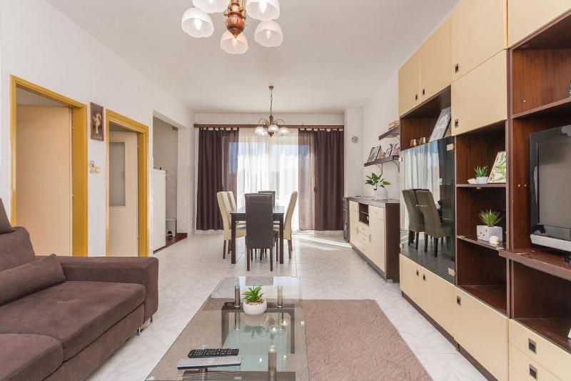 One-Bedroom Apartment image 2