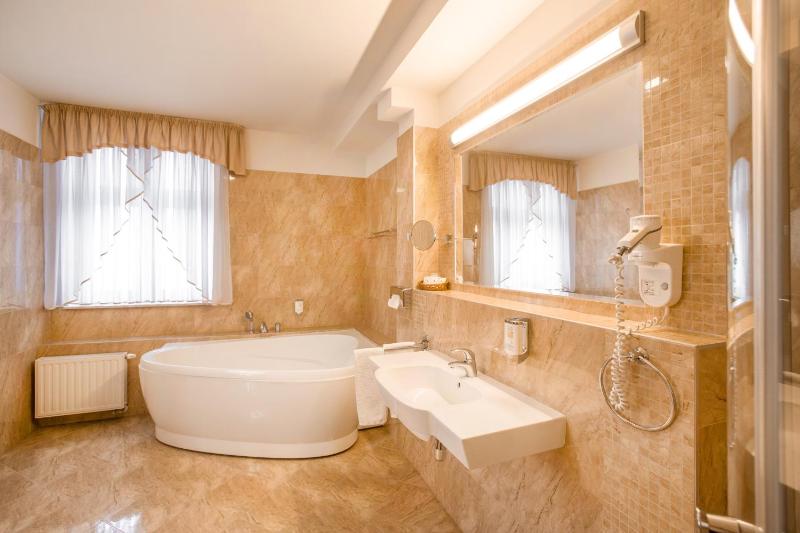 Standard Double Suite with 1 King Bed image 2