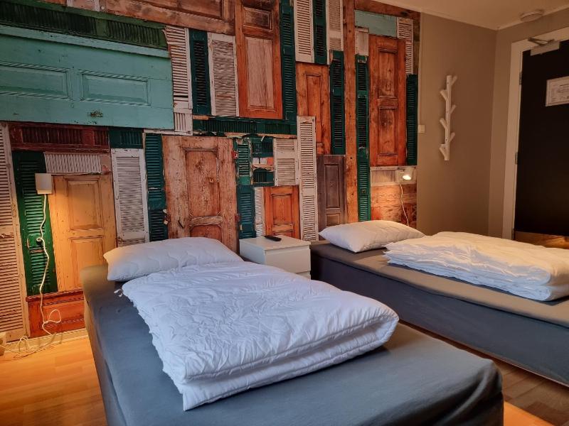 Twin Room with Shared Bathroom image 3