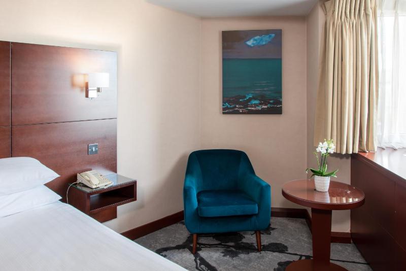 Standard King Room image 4