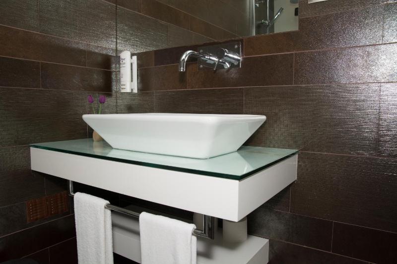 Deluxe Suite with Spa Bath image 4