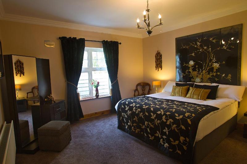 Superior King Room image 4