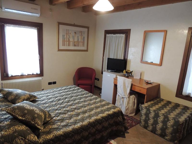 Twin Room image 2