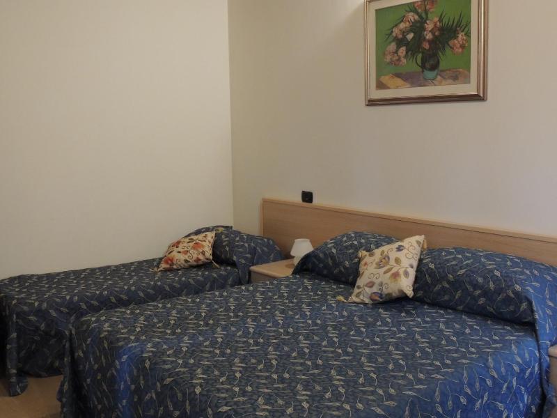 Twin Room image 4