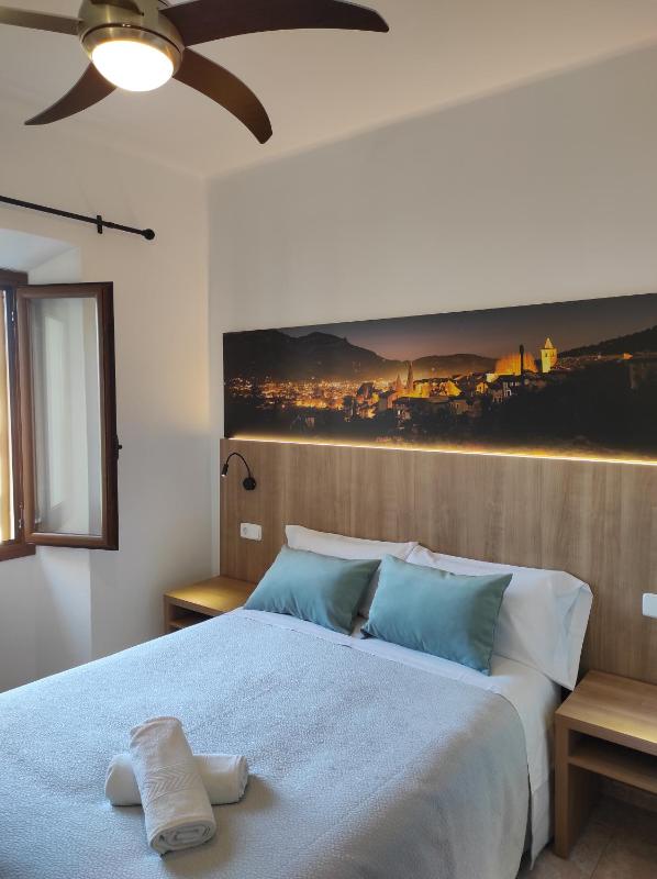 Double or Twin Room with Private Bathroom image 3