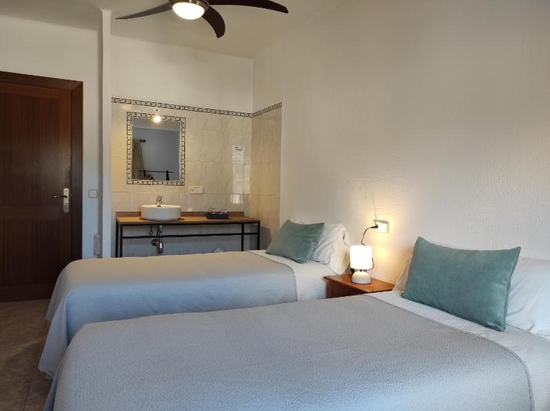 Double or Twin Room with Shared Bathroom image 4