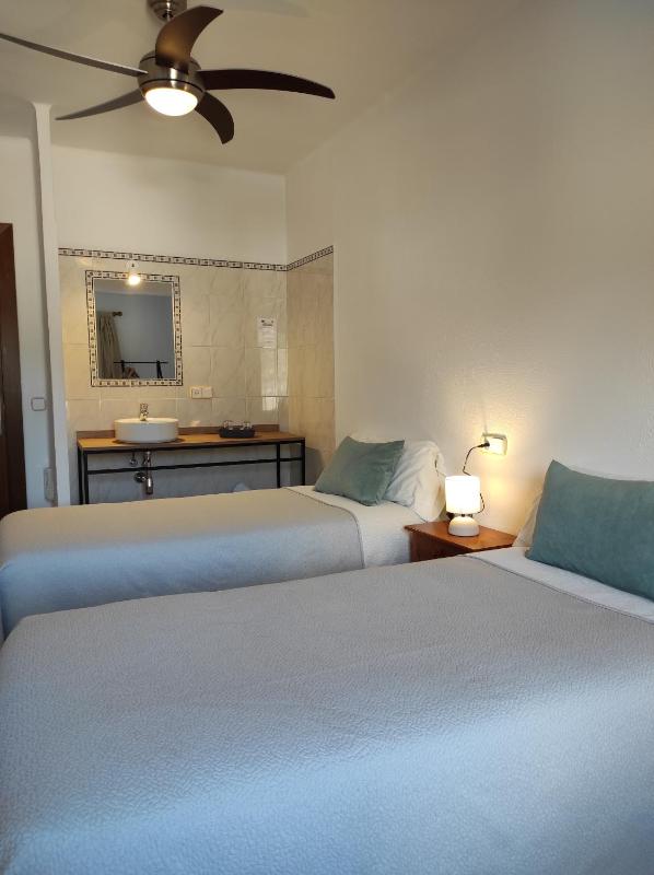 Double or Twin Room with Shared Bathroom image 2