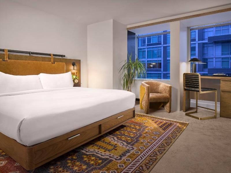 Standard King Room image 2