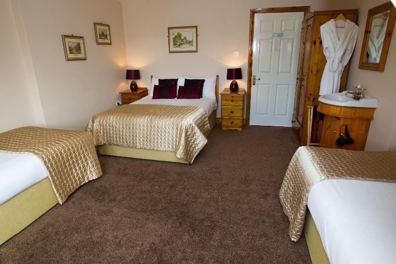 Twin Room image 2