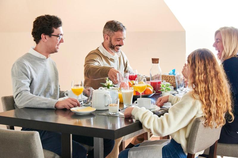 Deluxe One-Bedroom Apartment with River View image 4