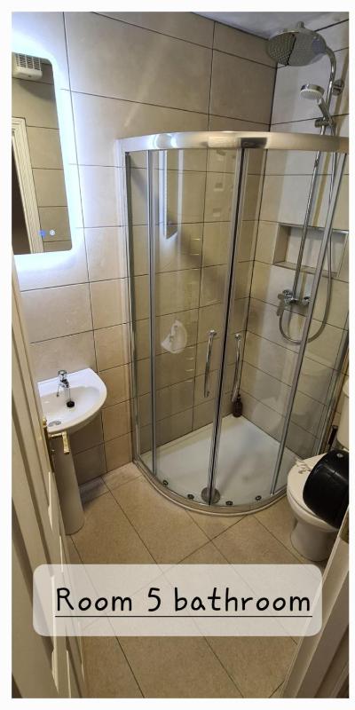 Double Room with Private Bathroom image 1