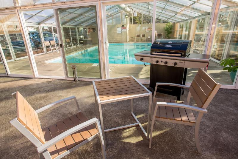 Pelican Shores Inn - image 11
