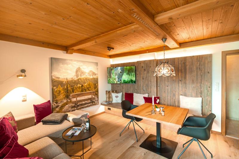 One-Bedroom Apartment with Balcony Mountain View image 1