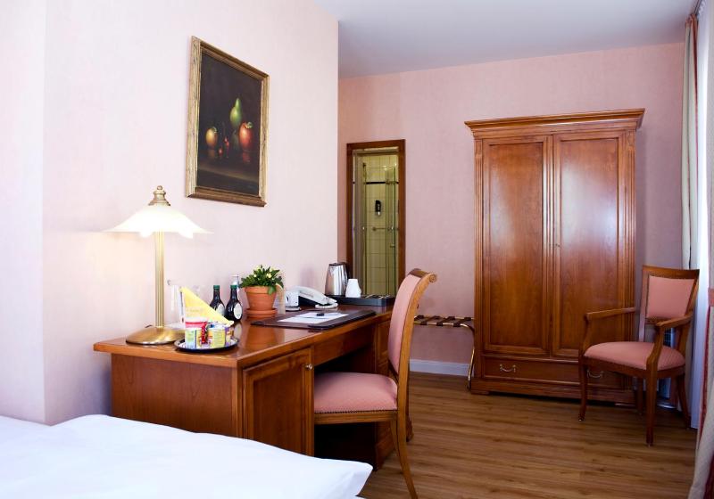 Double Room image 4