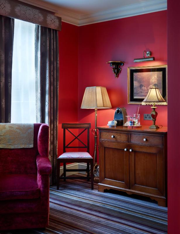 Deluxe King Room image 2