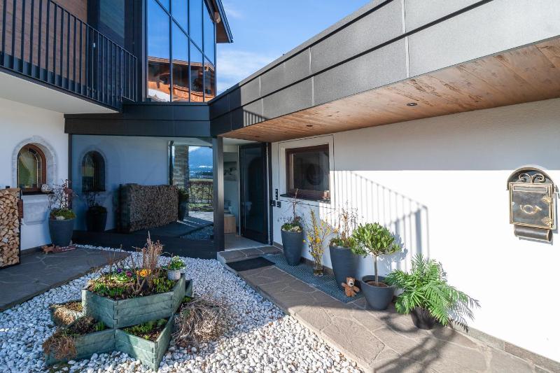 One-Bedroom Apartment with Balcony Mountain View image 4
