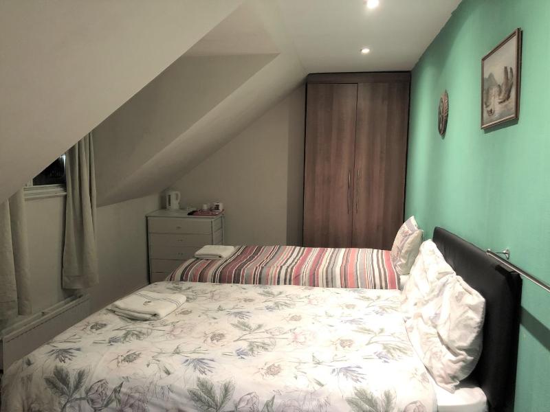 Budget Triple Room in Attic (Shared Bathroom)  image 4