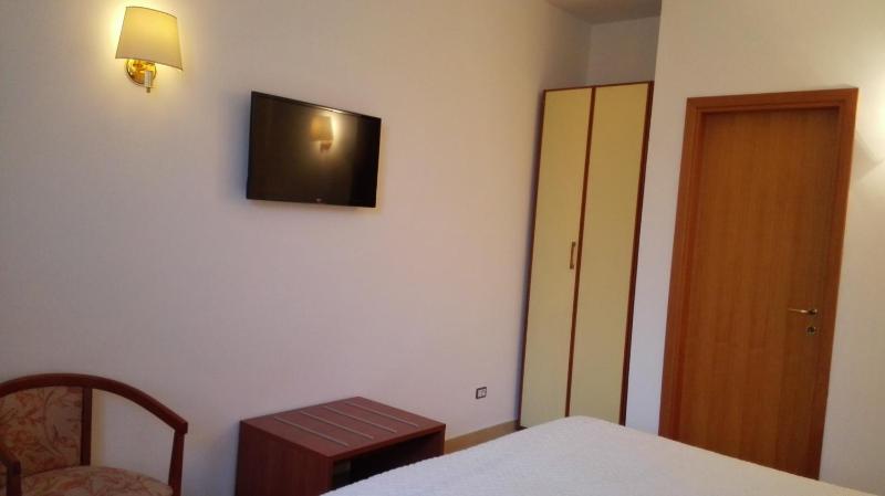 Classic Double Room image 3
