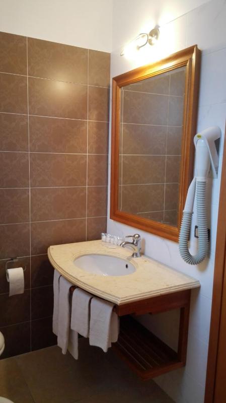 Classic Double Room image 4