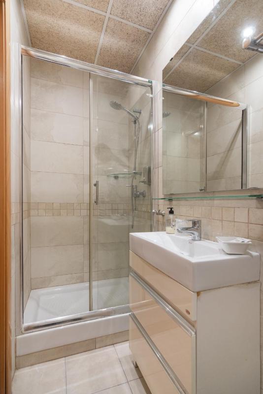 Single Room with Private Bathroom image 3