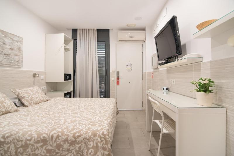 Double Room with Private Bathroom and Courtyard View image 3