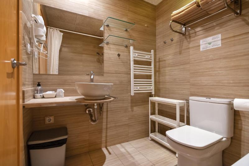 Standard Twin Room image 4