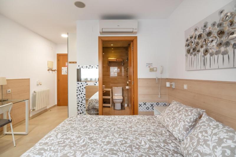 Standard Twin Room image 2