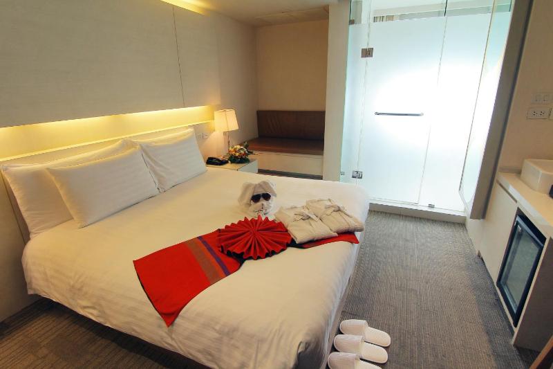 Deluxe King Room image 3