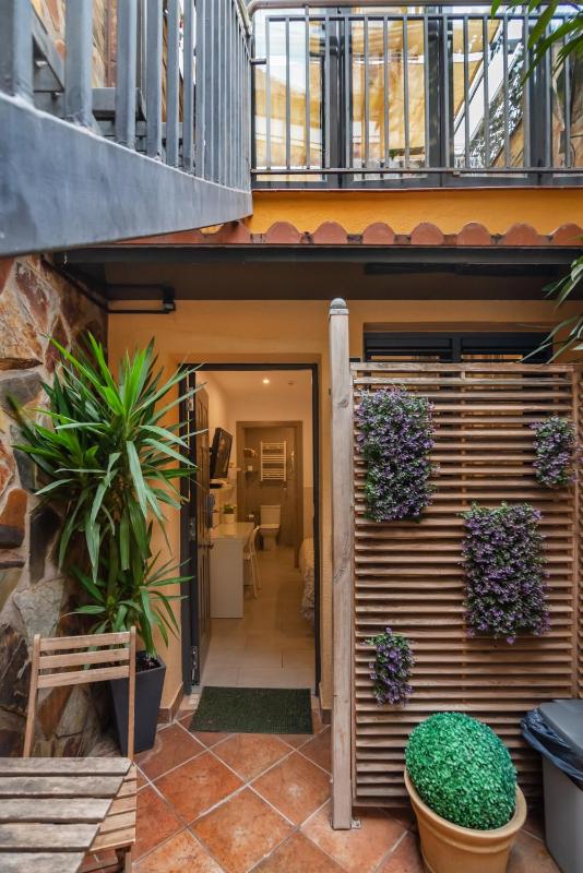 Double Room with Private Bathroom and Courtyard View image 1