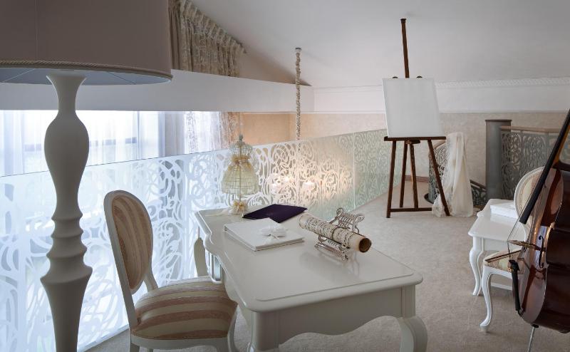 Honeymoon Suite image 2