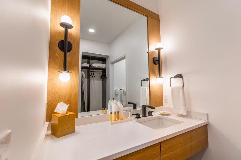 Deluxe Double Queen Room image 3