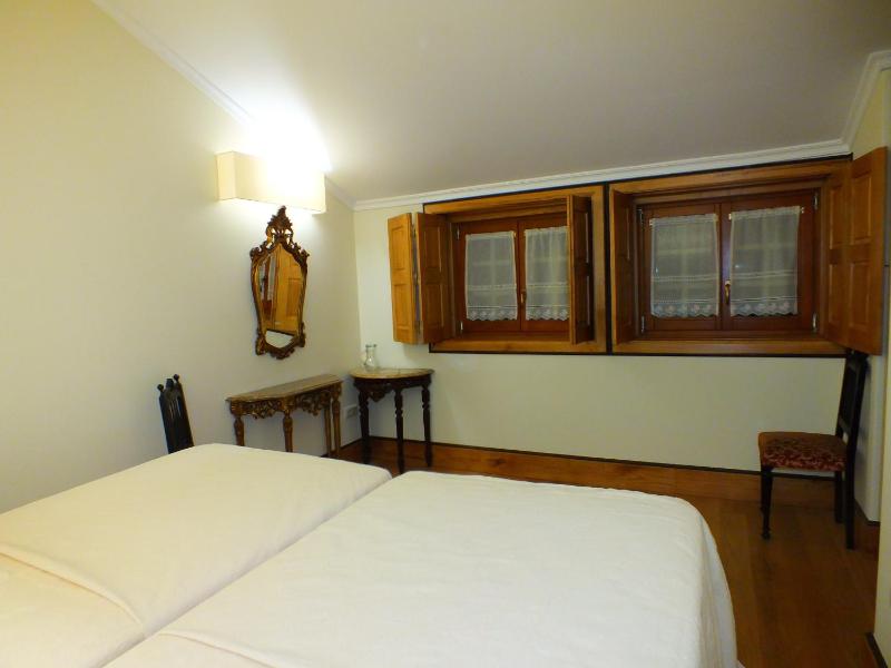 Standard Twin Room with Garden View image 3