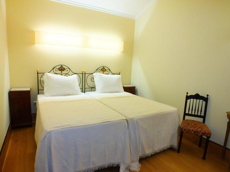 Standard Twin Room with Garden View image 4