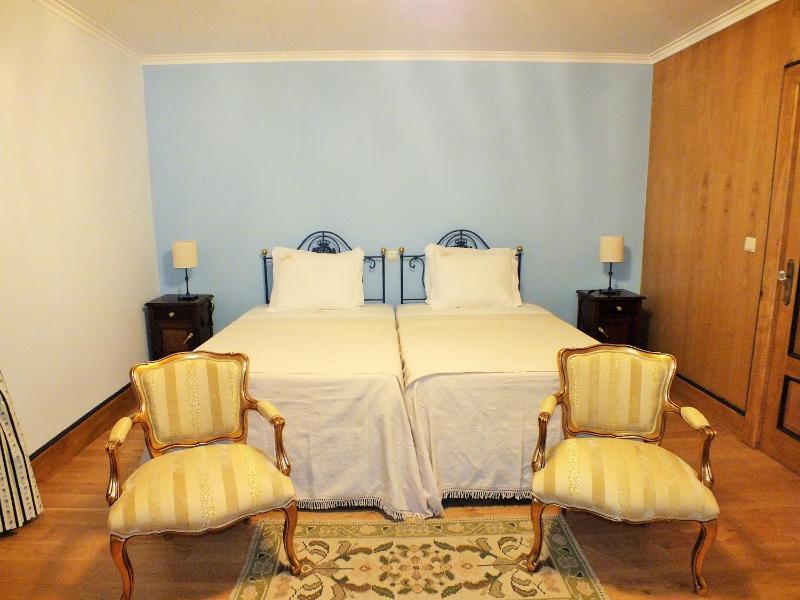 Twin Room with Balcony image 3
