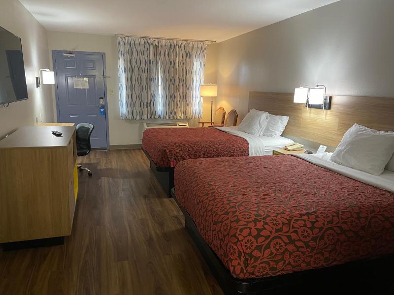 Queen Room with Two Queen Beds - Non-Smoking image 4