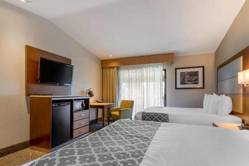 Queen Room with Two Queen Beds image 4