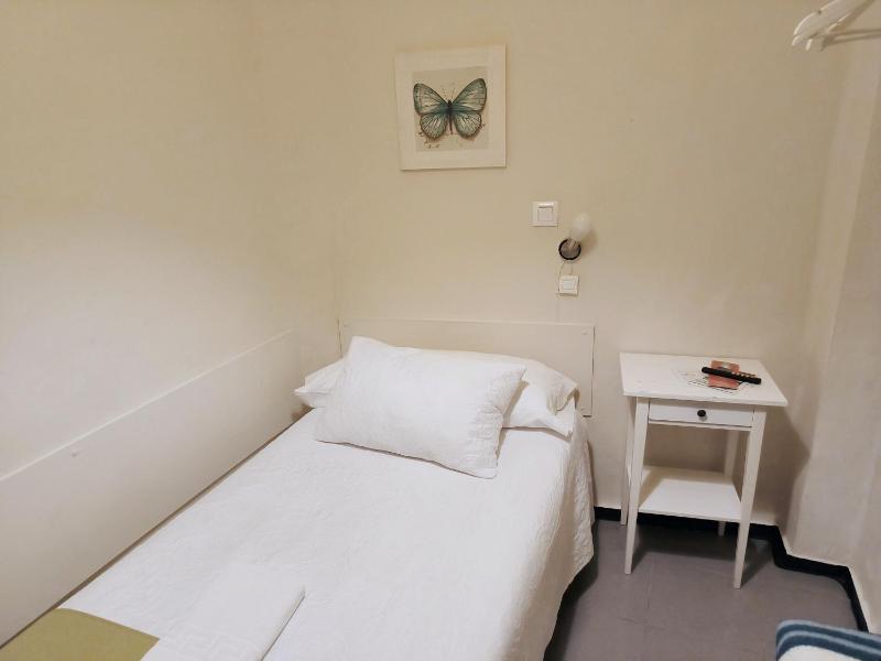Single Room with Shared Bathroom image 2