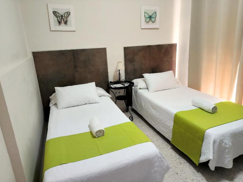 Twin Room with Shared Bathroom image 1