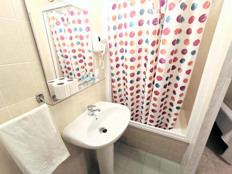 Twin Room with Private Bathroom image 4