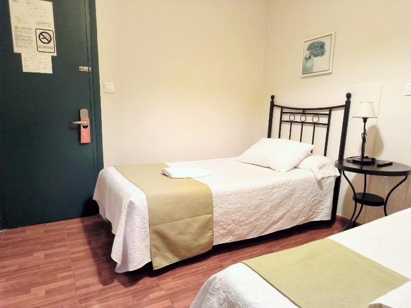 Twin Room with Private Bathroom image 2