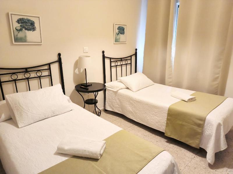 Twin Room with Private Bathroom image 1