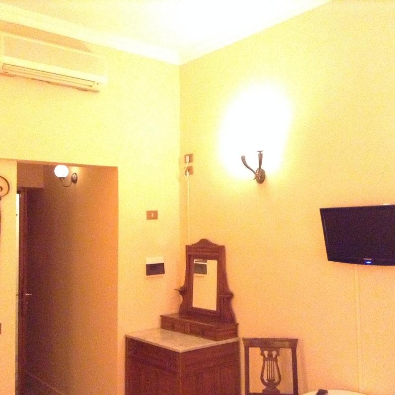Double or Twin Room with Private Bathroom image 4