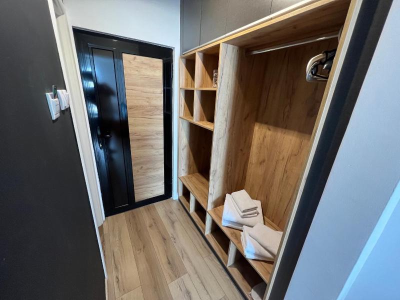 Deluxe King Room image 4