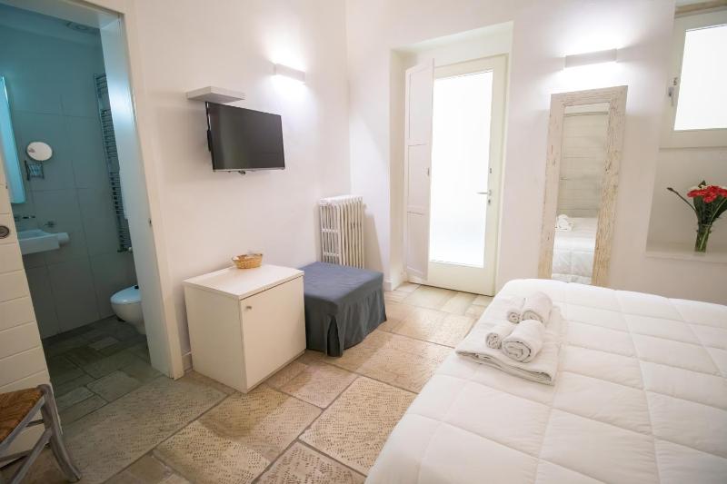 Economy Double Room image 1